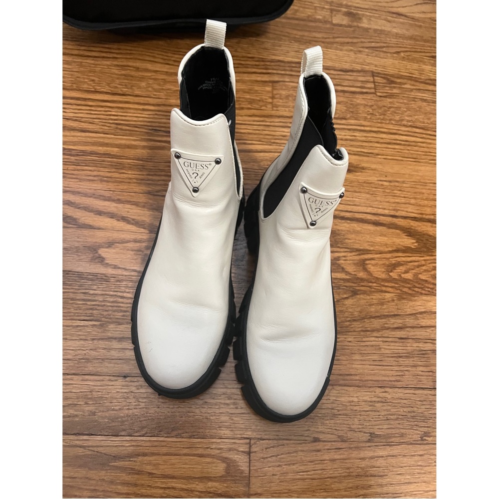 Guess Chelsea Boot - Picture 2 of 3